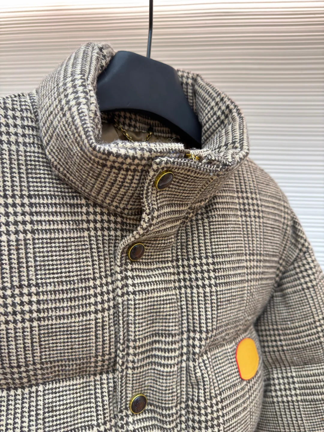 LOUIS VUITTON Tweed Plaid Tunic Stand Collar Long Sleeve Cotton Jacket ●Original version: Purchased and developed by 28699 ●Item No.: 1682302-C95 ●Fabric: Alpaca fabric ●Technology: Made by positioning cutting machine ●Color: Camel ●Version: Fitted version ●Weight: about 1725 grams ●Size: S-M-L-XL ●Description: This plaid down jacket is made of high-count wool-blend plaid fabric. It has been woven and dyed to create a rich brown-toned plaid texture. The fabric has been pre-shrunk and anti-pilling finished to give both texture and durability. The filling is made of gold-matched velvet material of 90% white goose down and 10% white goose feather, which is evenly distributed through the three-dimensional lattice filling process to eliminate the problem of velvet running; the stand-up collar version adopts a double-layer composite lining to lock the temperature, and the placket is customized with matte metal snaps and resin buttons of the same color, which fits the overall retro texture. The left chest is inlaid with a hand-polished cowhide logo plate, and the edges are oil-sealed. Each stitch adopts a 3cm/12-needle precision sewing standard, combined with the seamless taping process of invisible pockets, integrating functionality and craftsmanship details, fully displaying ingenuity and craftsmanship. The overall wiring is straight and delicate, the fabric is comfortable and soft, and the color is consistent without color difference. It can be matched with the same style to create a fashionable look and control various occasions. Customized accessories, complete with three standards, same style for men and women!